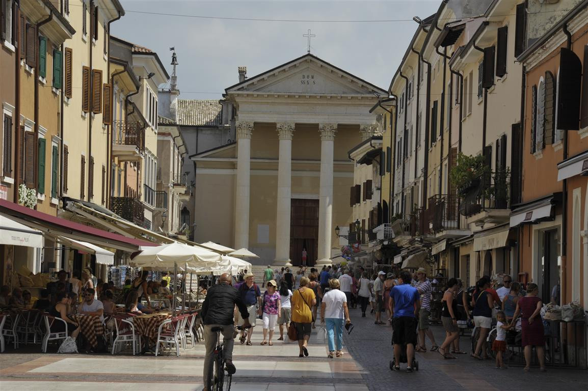 Schon im Mittelalter führte die Handelsstraße von Nürnberg nach Verona an Rednitzhembach und Bardolino (Foto) vorbei.