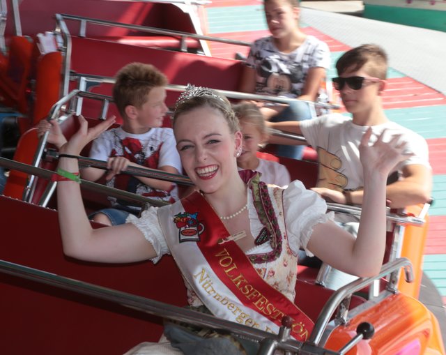 Volksfestkönigin Carina bei einer ersten Karussellfahrt. | Foto: bayernpress