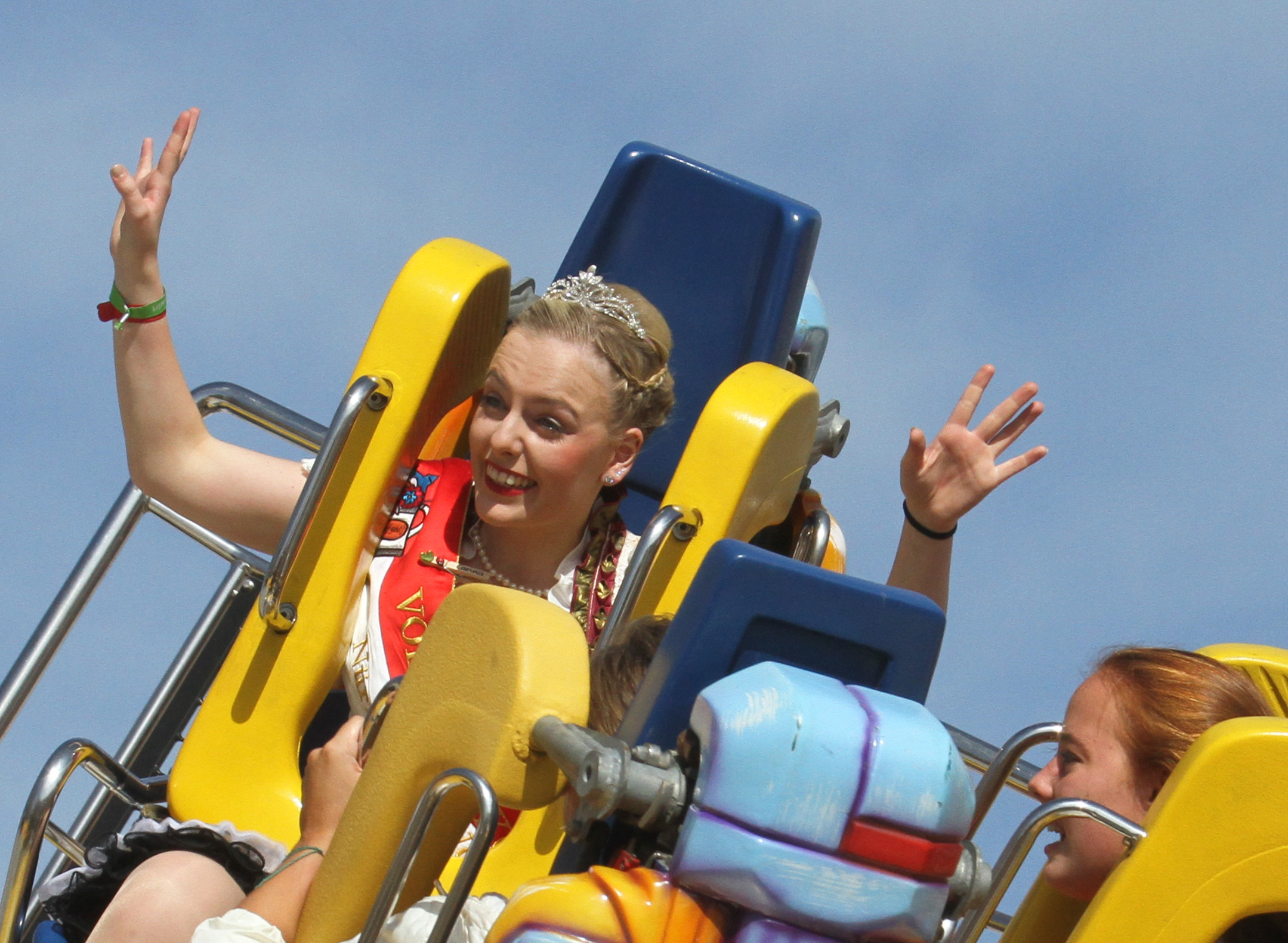 Volksfestkönigin Carina in Action.