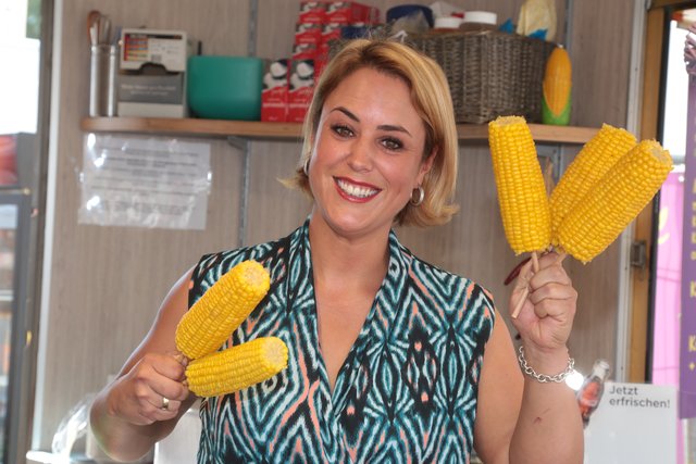 Maiskolbenverkäuferin Diana Distel beim Herbstvolksfest. | Foto: bayernpress