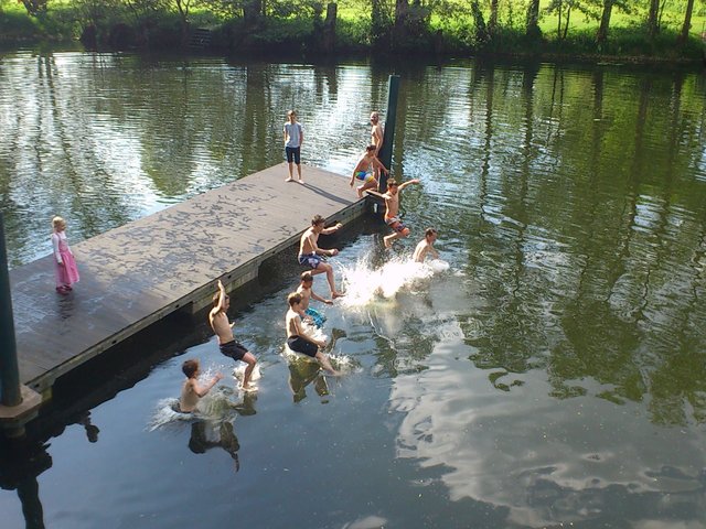 Die Freibadanlage ist ein (vom Grundwasser gespeister) natürlicher See.