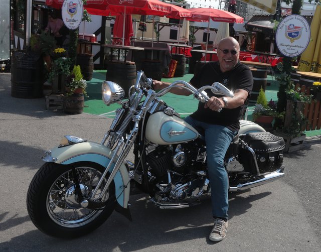 Festwirt Hermann Murr auf dem Motorrad beim Herbstvolksfest. | Foto: bayernpress