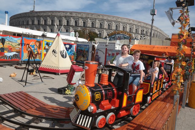 Kindereisenbahn beim Herbstvolksfest. | Foto: bayernpress