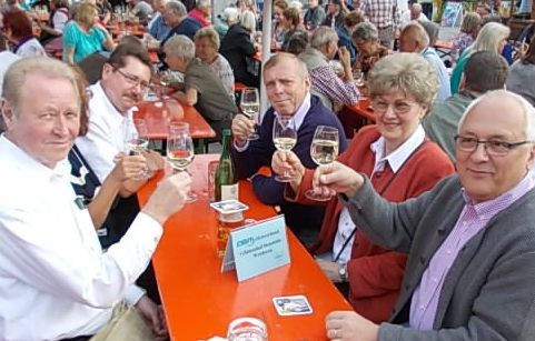 Das Weinfest am Aufseßplatz ist ein beliebter Treffpunkt für Anwohner und Gäste.