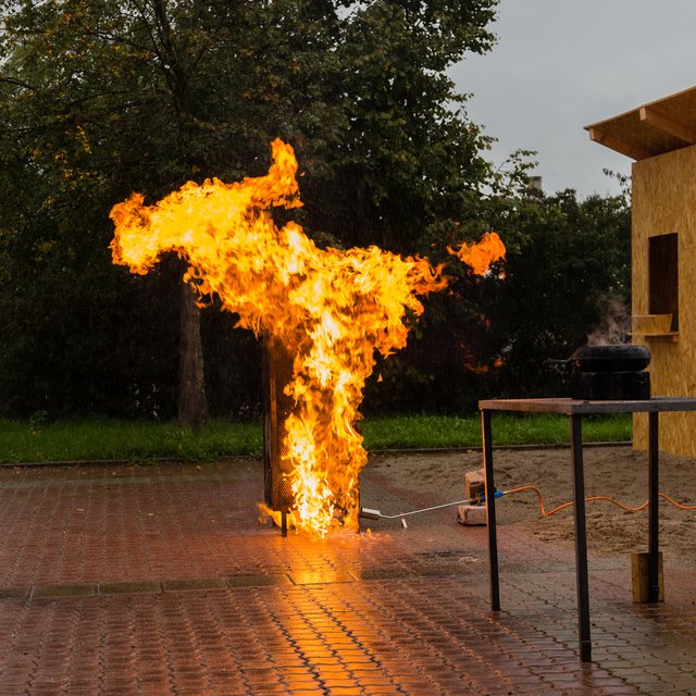 "Provozierte" Explosion vermeintlich leerer haushaltsüblicher Spraydosen bei starker Hitzeeinwirkung (hier durch Gasbrenner) beim Aktionstag der FF Oberasbach 2014