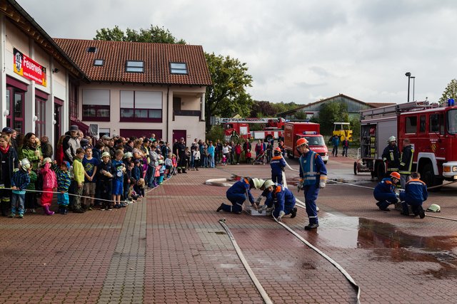Vorführung eines Löschangriffs der Jugendgruppe der FF Oberasbach am örtlichen Aktionstag 2014