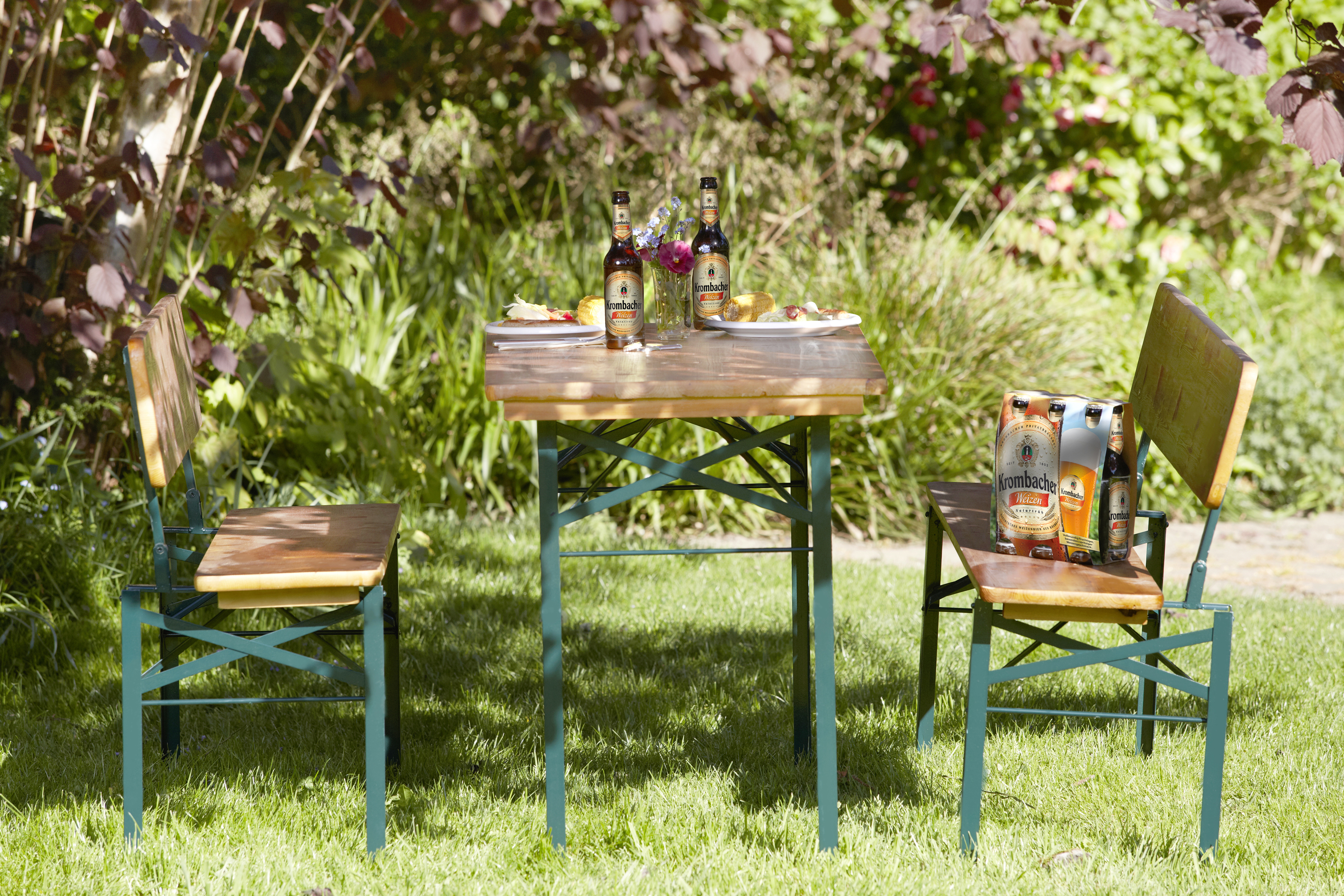 So hübsch und gemütlich für Garten und Balkon: Krombacher und MarktSpiegel verlosen eine Mini-Bierbankgarnitur plus Genießerpaket von Krombacher.