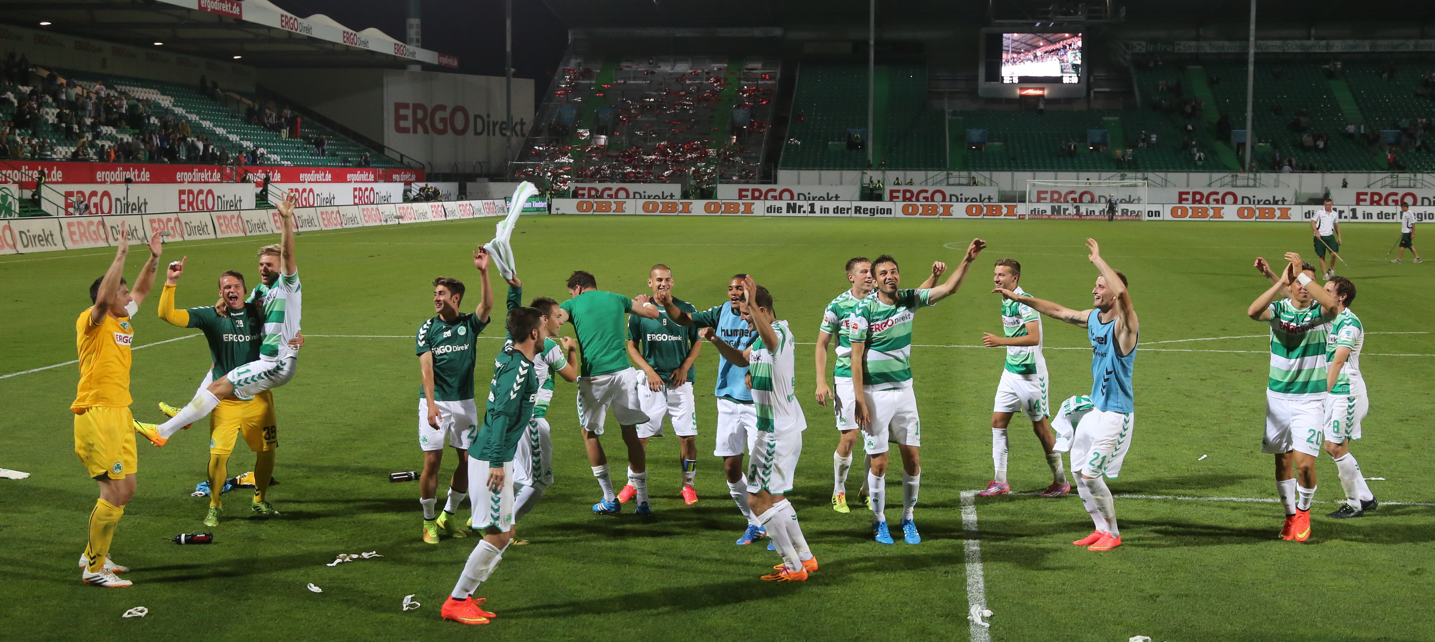 Freudentänze auf dem Platz und auf den Rängen gab es auf Fürther Seite nach dem 5:1-Sieg gegen den Club im Fürther Ronhof.