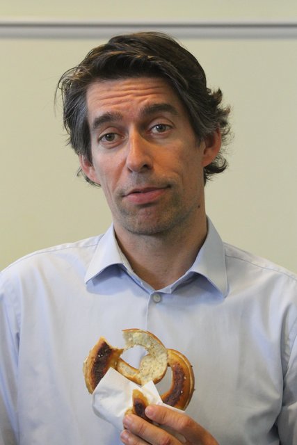 Sparsam: Zum Einstand gab es für Michael Meeske, dem neuen Finanzvorstand des 1.FC Nürnberg, nach der Pressekonferenz eine Butterbrezel.