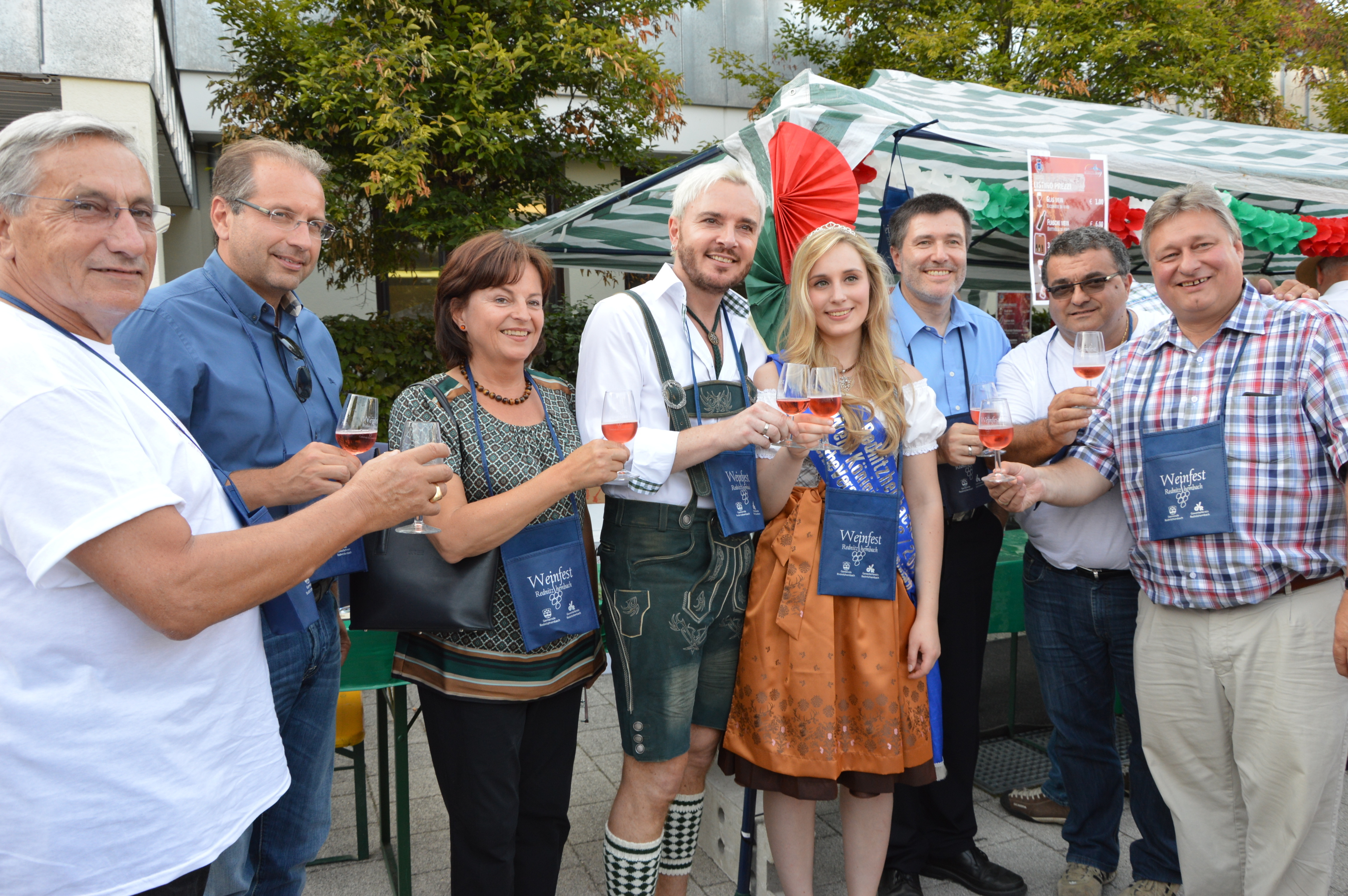 Bürgermeister Jürgen Spahl (3.v.r.), Marecel Schneider (4.v.l.) , eröffnen zusammem mit Weinkönigin Marina Carl und prominenten Gästen das beliebte Weinfest.