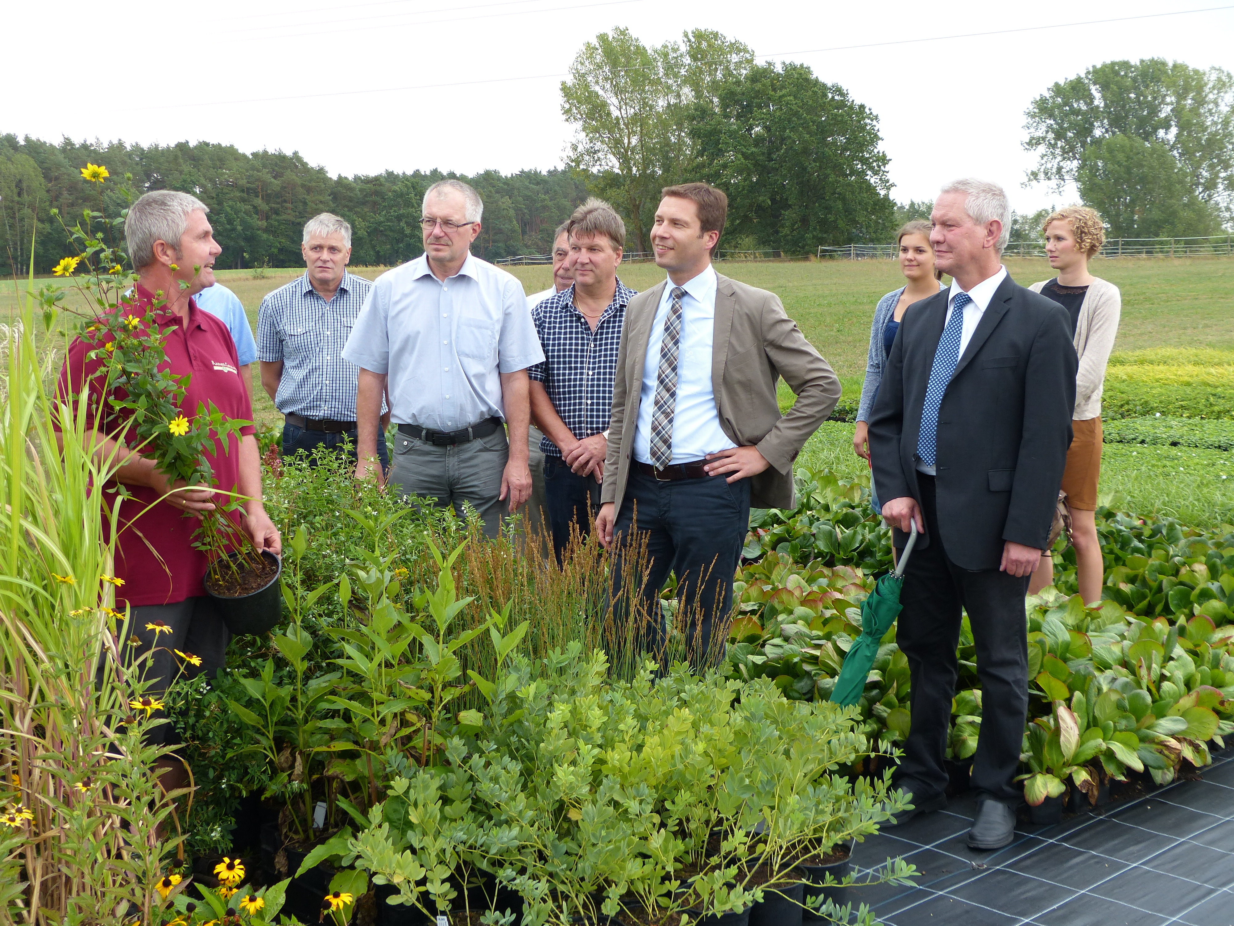 Gartenbauingenieur Rainer Goldmann (erster v. l.) zeigt den Mitgliedern der Regionalinitiative "Gutes aus dem Fürther Land" sein vielfältiges Staudensortiment.