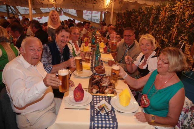 Hervorragende Stimmung bei der Stammtischprominenz. | Foto: bayernpress