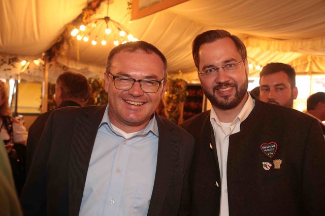 CSU Bezirksrat Michael Maderer (l.) mit Jochen Kohler, MCN Schatzmeister und CSU Kreisvorsitzender. | Foto: bayernpress