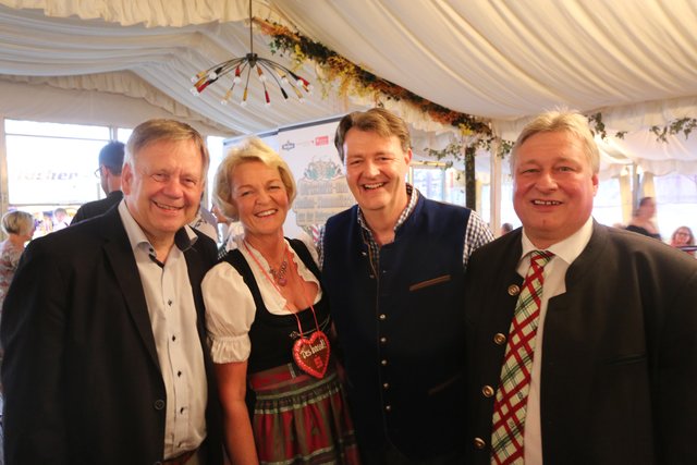 Die Bundestagsabgeordneten Martin Burkert (r.) und Michael Frieser (2.v.r.) mit Ehefrau Stefanie sowie MdL Karl Freller. Foto: Braun