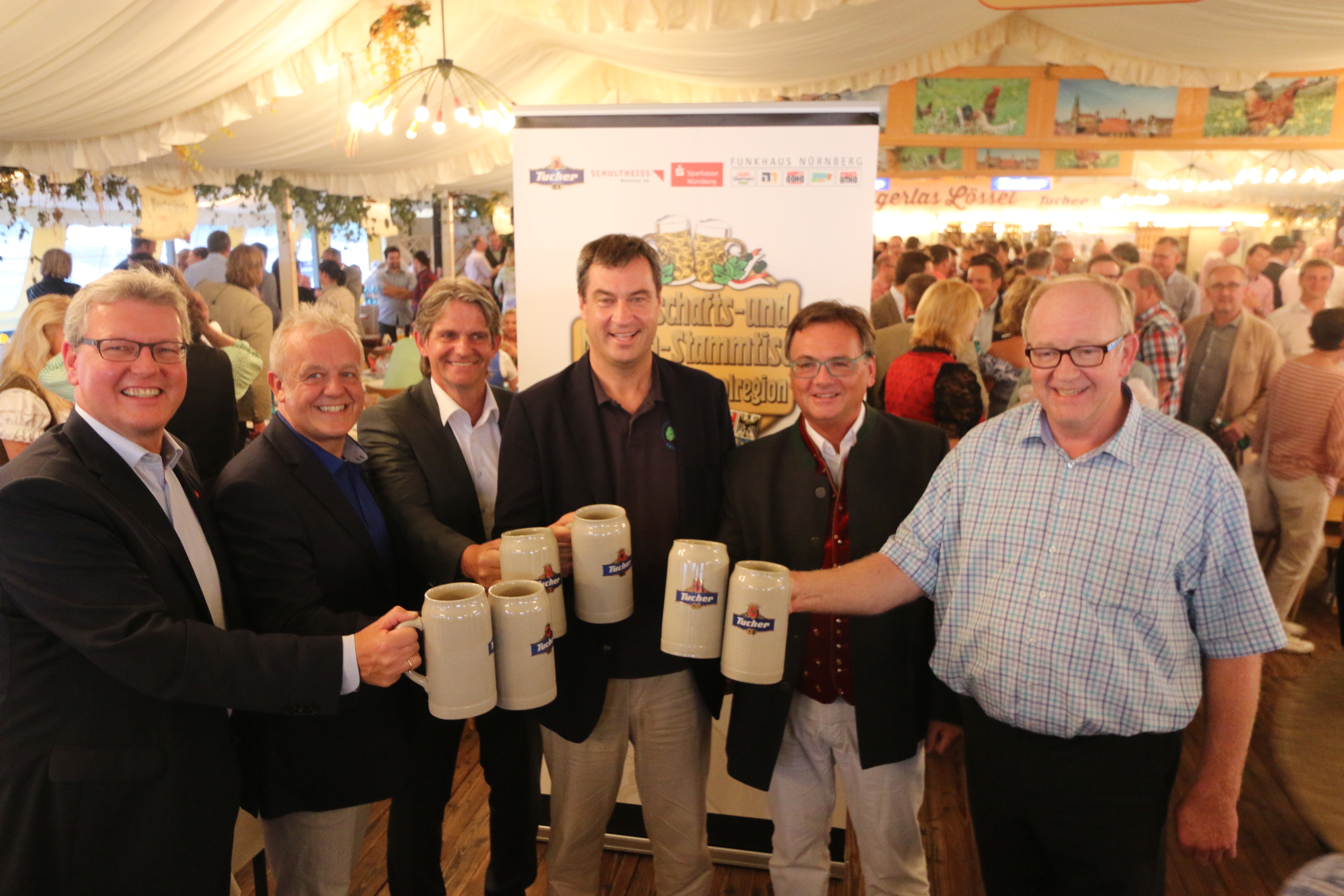 Prost auf einen gelungen Stammtisch: (v.l.) Dr. Matthias Everding, Vorstandsvorsitzender Sparkasse Nürnberg, Gerald Kappler, Funkhaus Nürnberg, Thomas Gröne, Vorstand Schultheiss Wohnbau, Staatsminister Dr. Markus Söder, Tucher Geschäftsführer Fred Höfler und Festwirt Peter Lössel. Foto: Braun