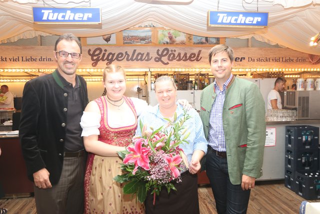 Tucher Gastronomie Direktor Jörg Träger (l.) und Eventmanager Nikolas Zitzelsberger mit Festwirtin Elisabeth Lössel (2.v.re.) und Tochter Paula. Foto: Braun