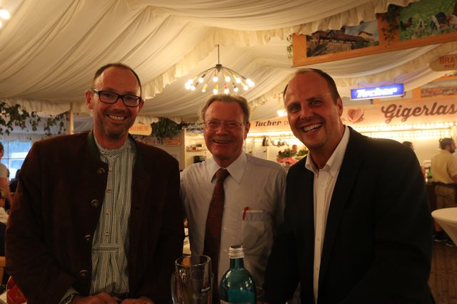 Prof. Dr. Klaus Wübbenhorst (l.), Europäische Metropolregion Nürnberg, Hotelier Werner Rübsamen (M.) und Bürgermeister Christian Vogel. Foto: Braun