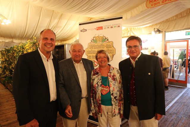 Tucher Chef Fred Höfler (r.) begrüßt Bürgermeister Christian Vogel (l.) und Ministerpräsident a.D. Dr. Günther Beckstein und Ehefrau Marga. Foto: Braun