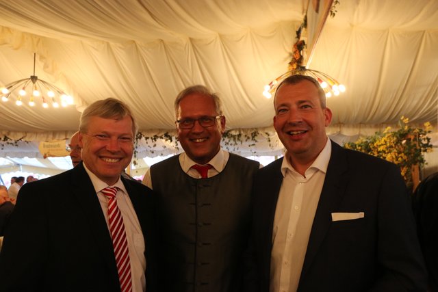 MarktSpiegel Geschäftsführer Harald Greiner (l.), Bezirkstagspräsident Richard Bartsch (M.) und Stefan Schindler, Vorstandsvorsitzender Sparda Bank. Foto: Braun