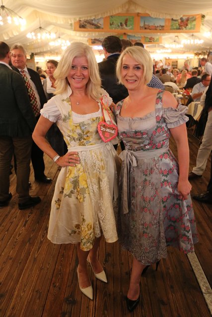 Breuninger Marketing Chefin Dagmar Munk (r.) mit Dirndl Designerin Marion Wörlein. Foto: Braun