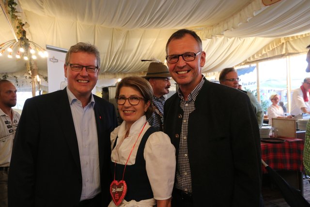 Dr. Matthias Everding (l.), Vorstandsvorsitzender Sparkasse Nürnberg, mit IHK-Präsident Dirk von Vopelius und Ehefrau Karin. Foto: Braun