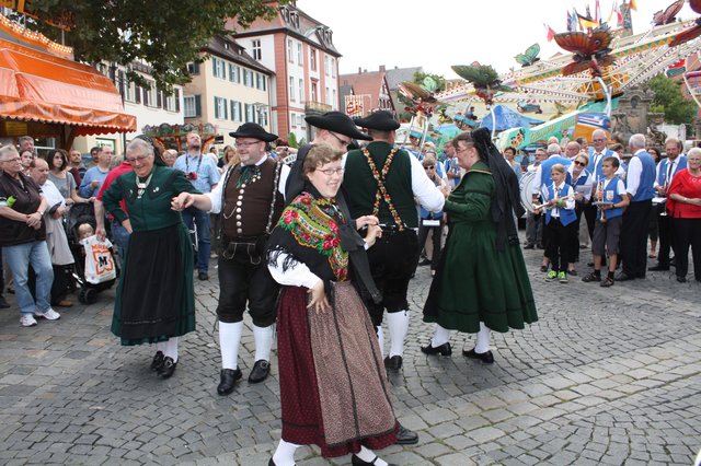 Volkstänze in original fränkischer Tracht geben der Eröffnung eine besondere Note. | Foto: Victor Schlampp