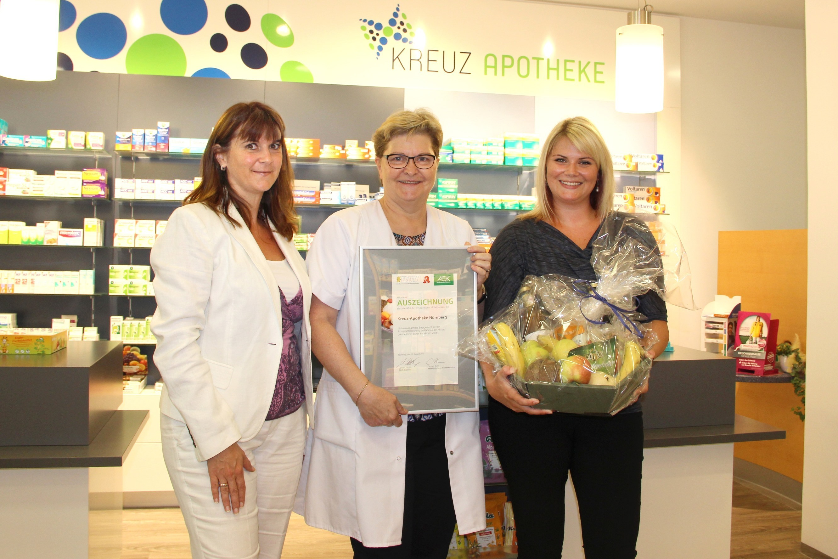 Carmen Blum, Bereichsleiterin Firmenkunden bei der AOK in Nürnberg (links) und Anja Hartmann, Firmenkundenberaterin der AOK gratulierten der Apothekerin Ursula Schwiersch persönlich.
