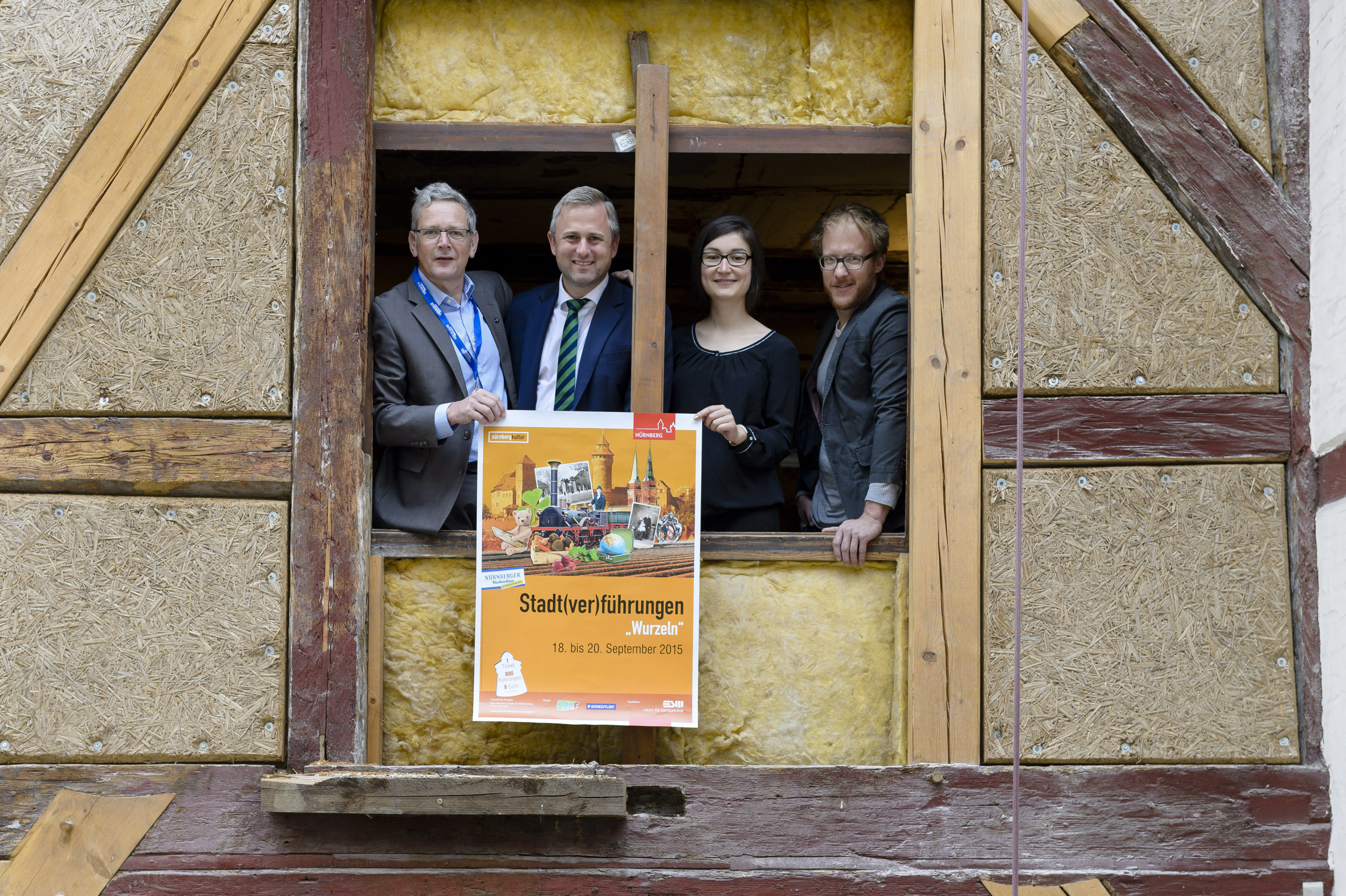 Andreas Radlmaier (Leiter des Projektbüros im Kulturreferat der Stadt Nürnberg), Hannes B. Erhardt (Geschäftsführer des ESW Evangelisches Siedlungswerk), Diana Meisel (Projektleiterin) und Daniel Votteler (Architekt und Hausbesitzer) im ältesten Fachwerkhaus Nürnbergs. Gemeinsam stellten sie das Programm für die Stadt(ver)führungen 2015 vor.