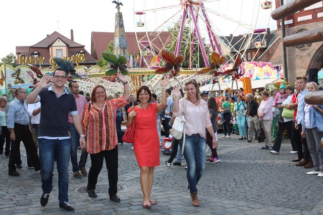 Viele nette Menschen sind beim Einzug mit dabei. | Foto: Victor Schlampp