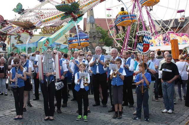 Die musikalische Umrahmung darf nicht fehlen. | Foto: Victor Schlampp