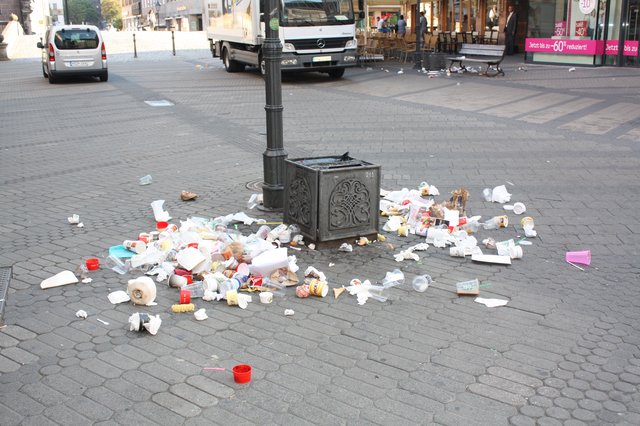 Gerade bei Großveranstaltungen in Nürnberg fällt viel Müll an, der oftmals gedankenlos auf die Straße geworfen wird. Das Foto zeigt einen von der Stadtreinigung zusammengekehrten Haufen. | Foto: © Victor Schlampp