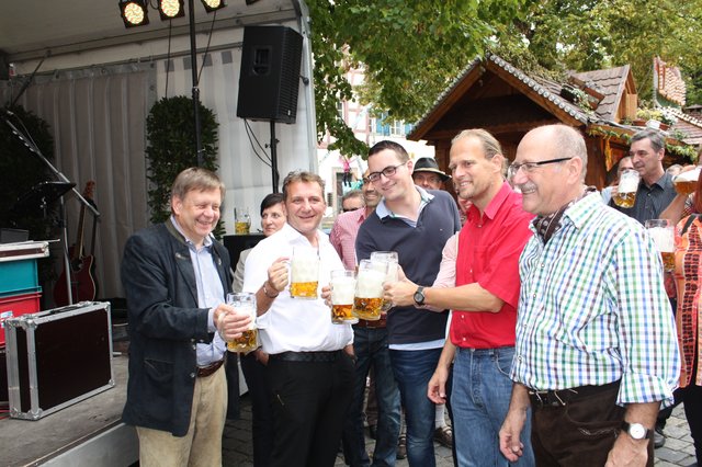 Nach dem Anstich wird gefeiert | Foto: Victor Schlampp