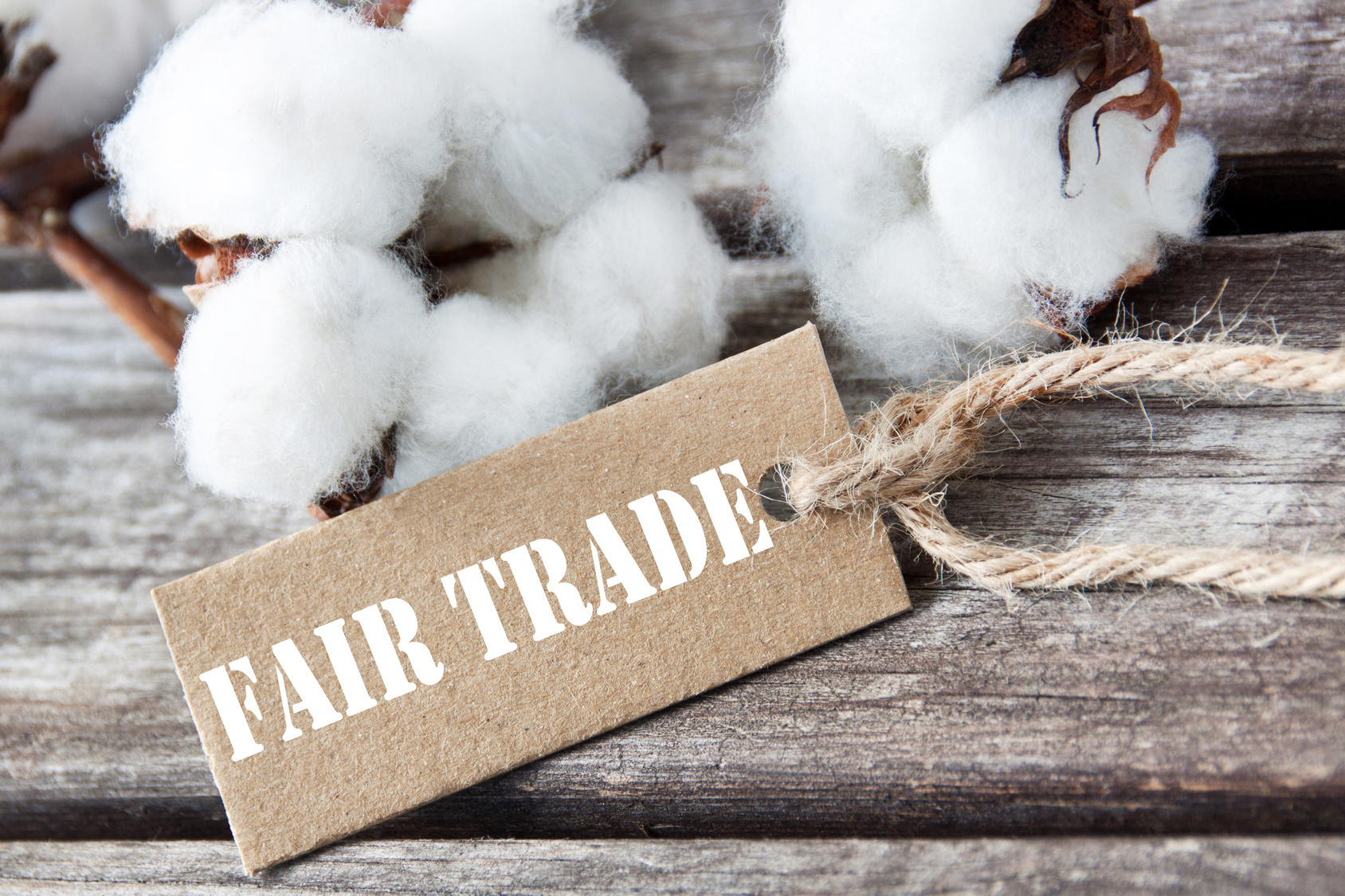Viele Waren des alltäglichen Bedarfs werden unter fragwürdigen Bedingungen in Schwellenländern produziert. Hersteller von Bekleidung geraten deshalb immer wieder in die Kritik.