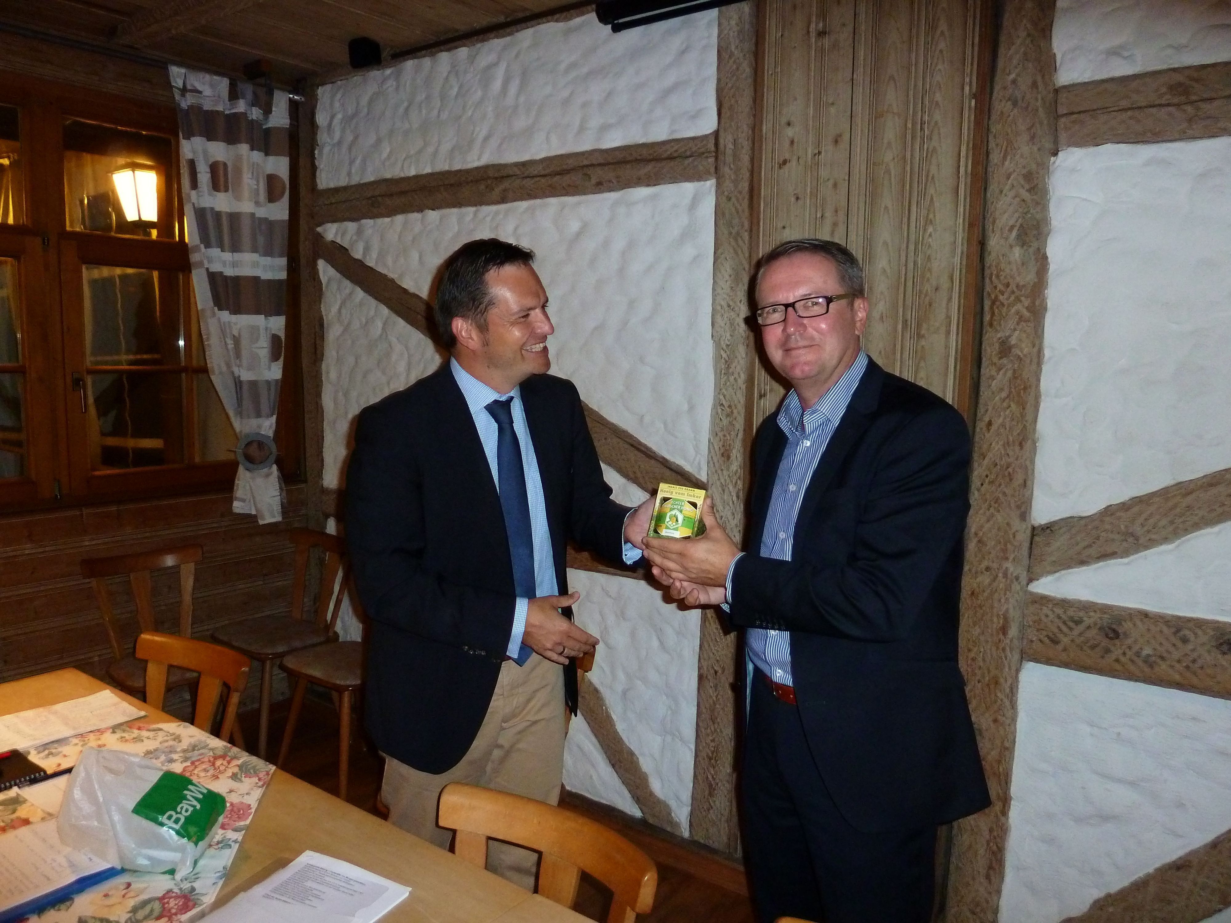 VNN-Chef Tobias Schmidt (l.) bedankte sich bei Thomas Pirner mit dem traditionellen Vereinshonig von Imker Ludwig Wenzl für einen interessanten Abend.