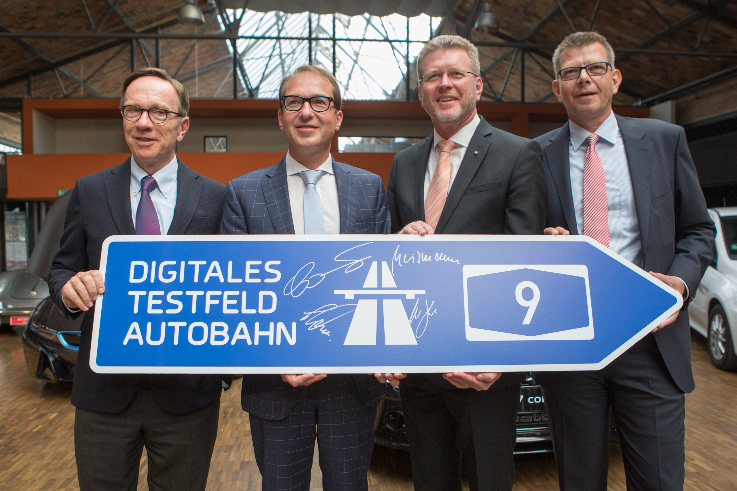(v.l.) Matthias Wissmann (Präsident des Verbandes der Automobilindustrie) , Alexander Dobrindt (Bundesminister für Verkehr und digitale Infrastruktur), Staatsminister Dr. Marcel Huber und Thorsten Dirks (Präsident des Bundesverbandes Informationswirtschaft, Telekommunikation und neue Medien/Bitkom) beim Startschuss zum Digitalen Testfeld Autobahn.