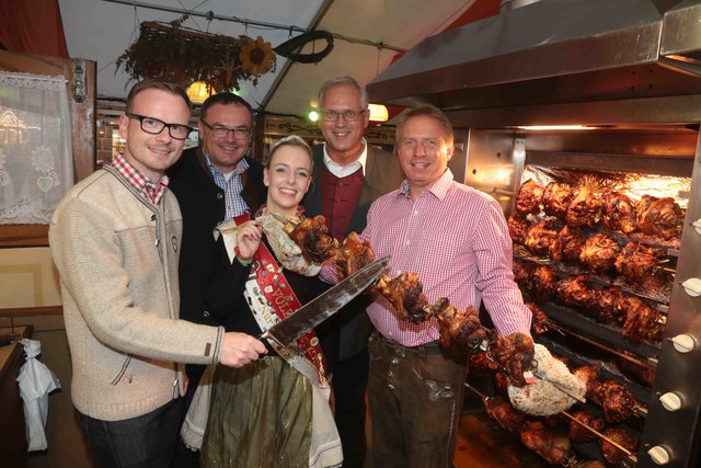 ,,Schwarze Nacht" auf dem Herbstvolksfest mit Wolfgang Friedlsperger (r.), Bezirkstagspräsident Richard Bartsch (2.v.r.), Fraktionsgeschäftsführer Michael Maderer (2.v.l.), Fraktionsvorsitzender Peter Daniel Forster (l.) und Volksfestkönigin Carina. | Foto: bayernpress