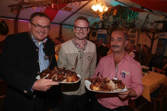,,Schwarze Nacht" auf dem Herbstvolksfest. | Foto: bayernpress