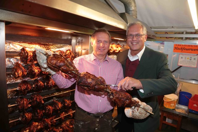 Bezirkstagspräsident Richard Bartsch (r.) und Wolfgang Friedlsperger. | Foto: bayernpress