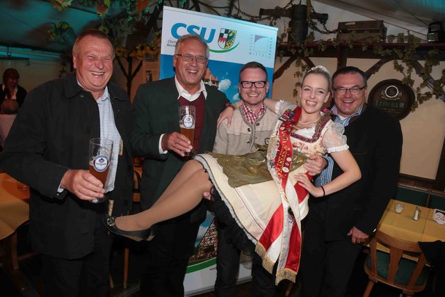 ,,Schwarze Nacht" auf dem Herbstvolksfest. | Foto: bayernpress