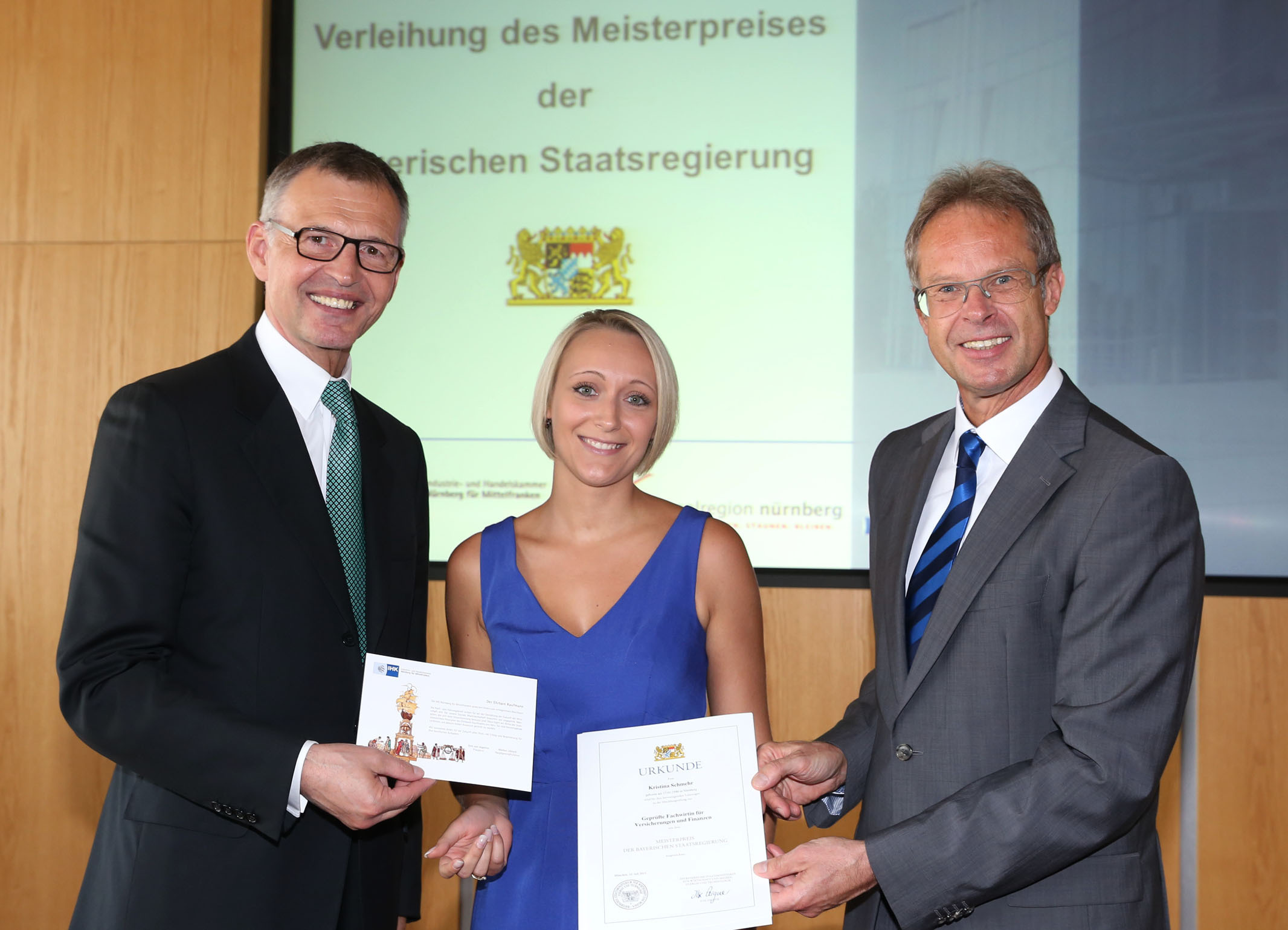 Übergabe des Meisterpreises an Kristina Schmehr, der prüfungsbesten Fachwirtin für Versicherungen und Finanzen.