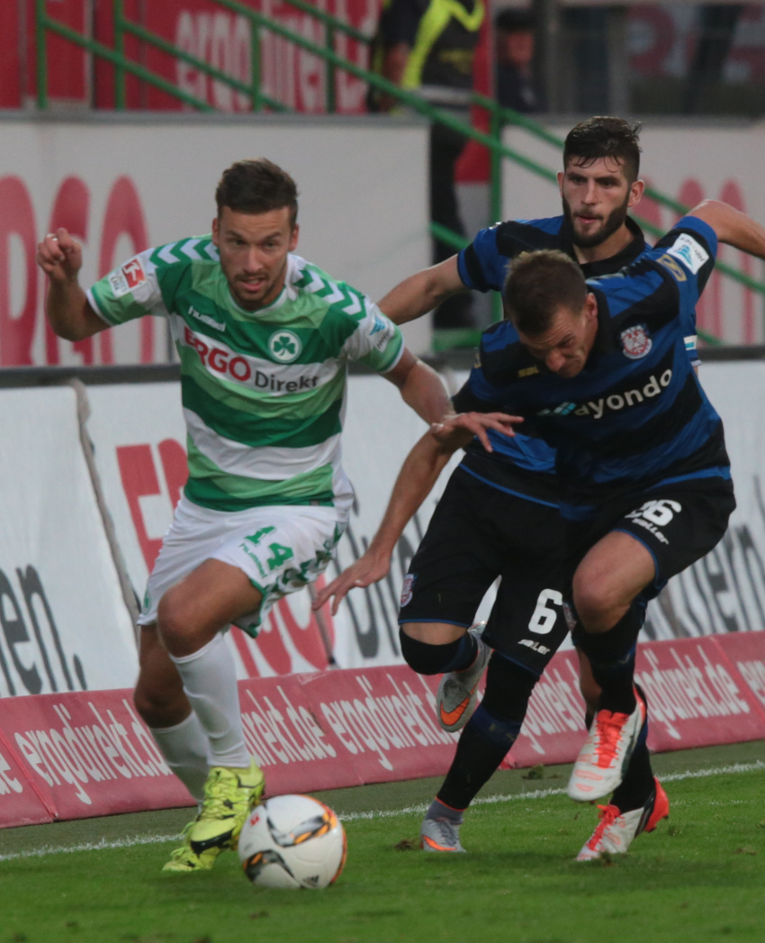 Die Fürther - hier Tom Weilandt (li.) im Spiel gegen den FSV Frankfurt - wollen vor heimischer Kulisse einen Sieg gegen den SC Paderborn einfahren.