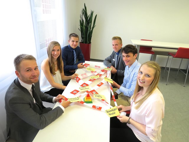 Neue Sparkassen-Auszubildende bei ihrer ersten Gruppenarbeit. Foto: Sparkasse