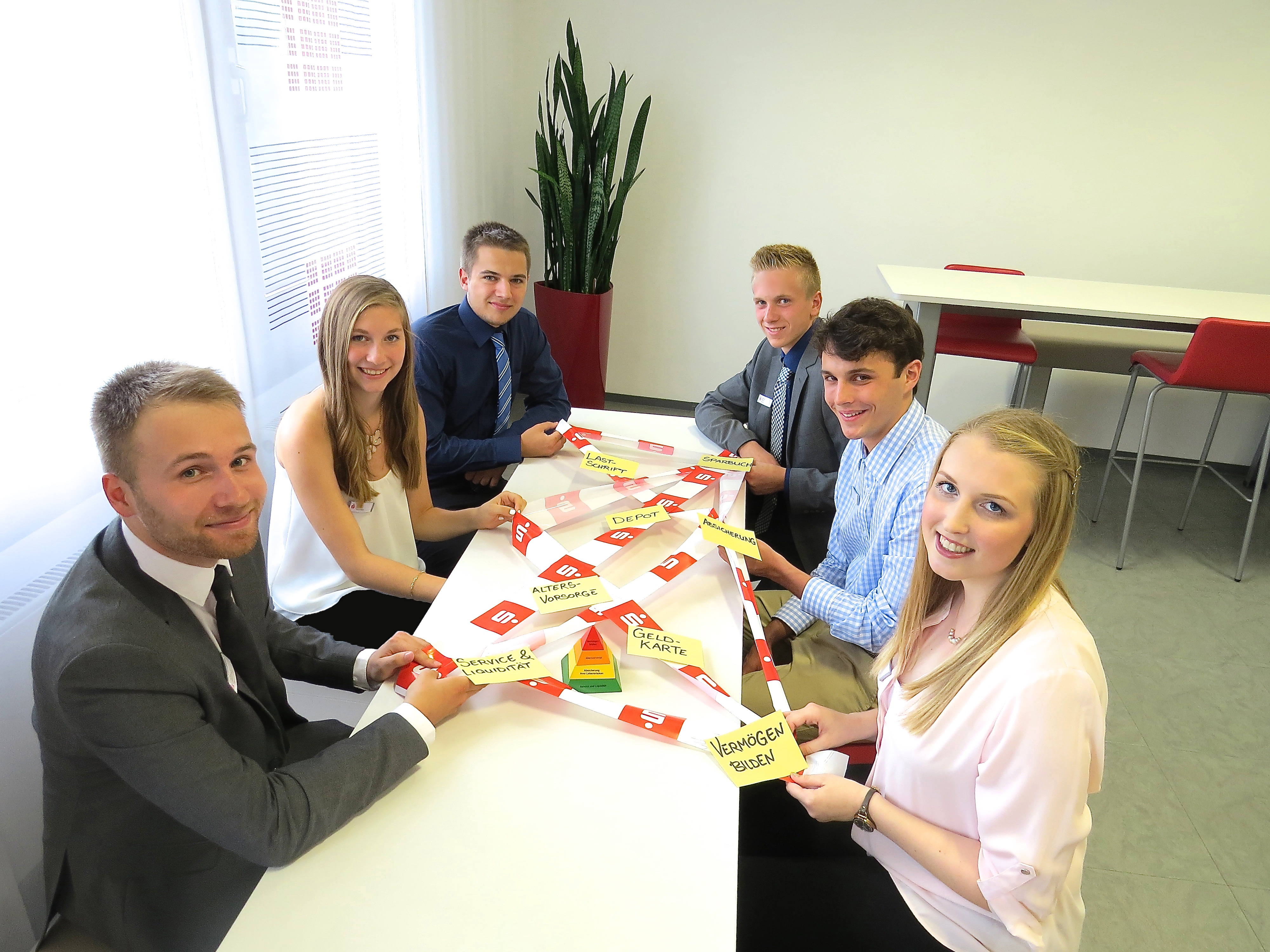 Neue Sparkassen-Auszubildende bei ihrer ersten Gruppenarbeit. Foto: Sparkasse