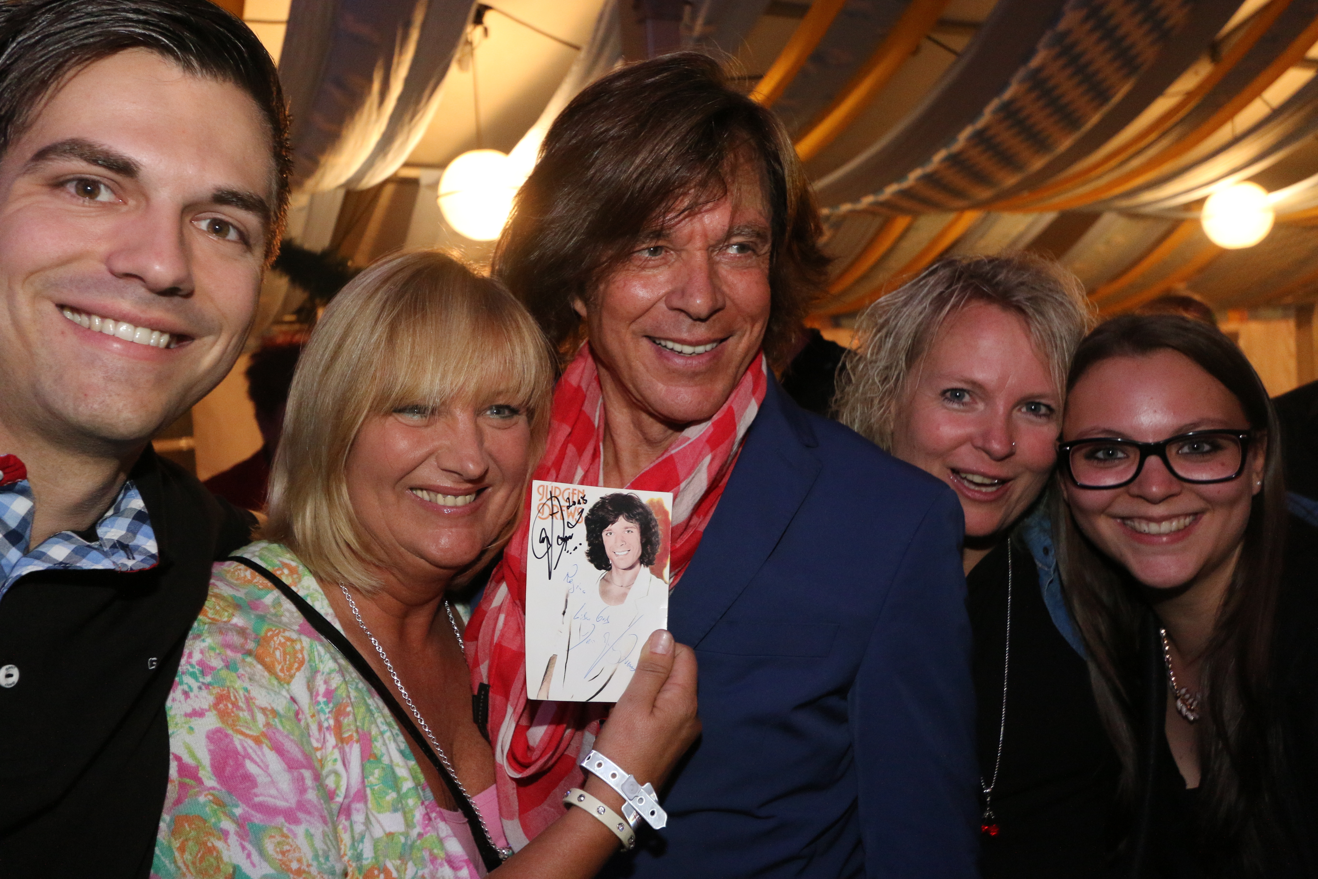 Die Gewinner des MarktSpiegel-Preisausschreibens Adrian und Gina Schauer, Sandra und Belinda Ebentheuer hatten viel Spaß mit ,,Onkel Jürgen" im VIP Bereich. Für sie war es ein unvergessliches Erlebnis.