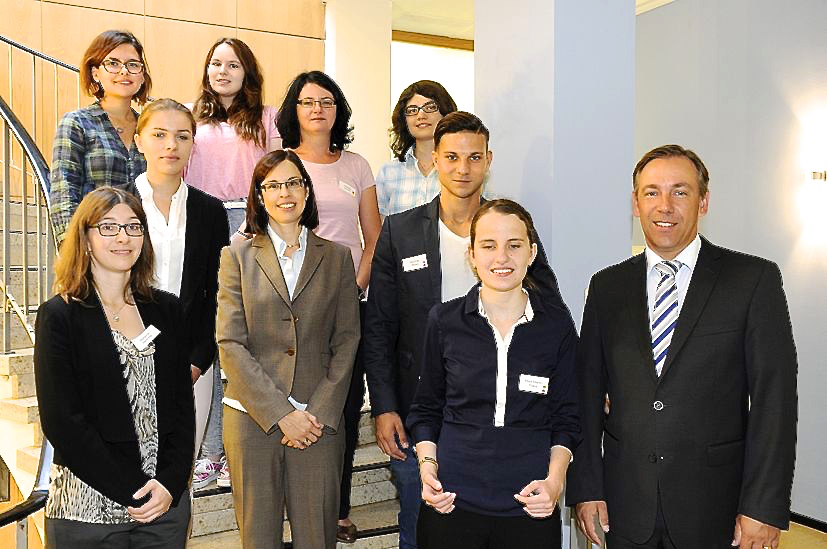 Acht neue Auszubildende hat Landrat Alexander Tritthart (r.) zusammen mit Ausbildungsleiterin Stefanie Nehring (l.) zum September im Landratsamt in Erlangen begrüßt. Foto: oh