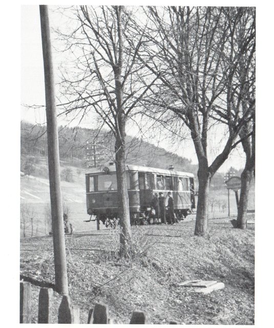 Der hier gezeigte Triebwagen ist von der gleichen Bauart wie der der Dampfbahn Fränkische Schweiz. Hier steht er in Traindorf, um weiter nach Heiligenstadt zu fahren. Foto Köchel, Sammlung Klebes