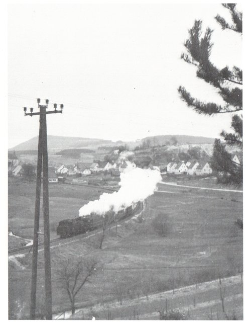 Fast könnte man sagen: Triebwagenersatzverkehr. Lokomotive der Baureihe 86 mit Beiwagen in den fünzfiger Jahren bei der Ausfahrt aus Heiligenstadt. Foto Köchel, Sammlung Klebes