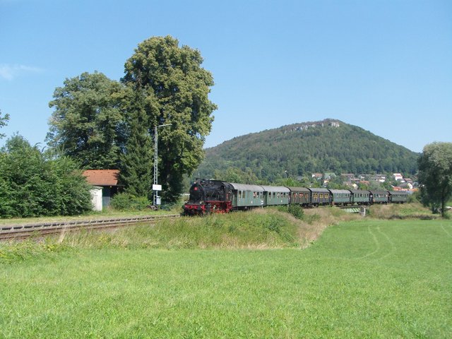 Wie schon erwähnt, steht das Bahnhofsgebäude in Gasseldorf noch. Es wurde 1922 errichtet und dient heute dem Alpenverein als Heim. Sonntags fahren dort noch Museumszüge der Dampfbahn Fränkische Schweiz vorbei. Wie hier am Vormittag des 23. August 2015.