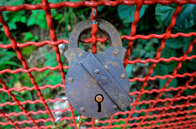 Ein besonderes Exemplar eines Liebesschlosses: Entweder die Liebe ist schon alt, sehr stabil oder man(n) wollte auf Nummer sicher gehen. | Foto: Nicole Fuchsbauer