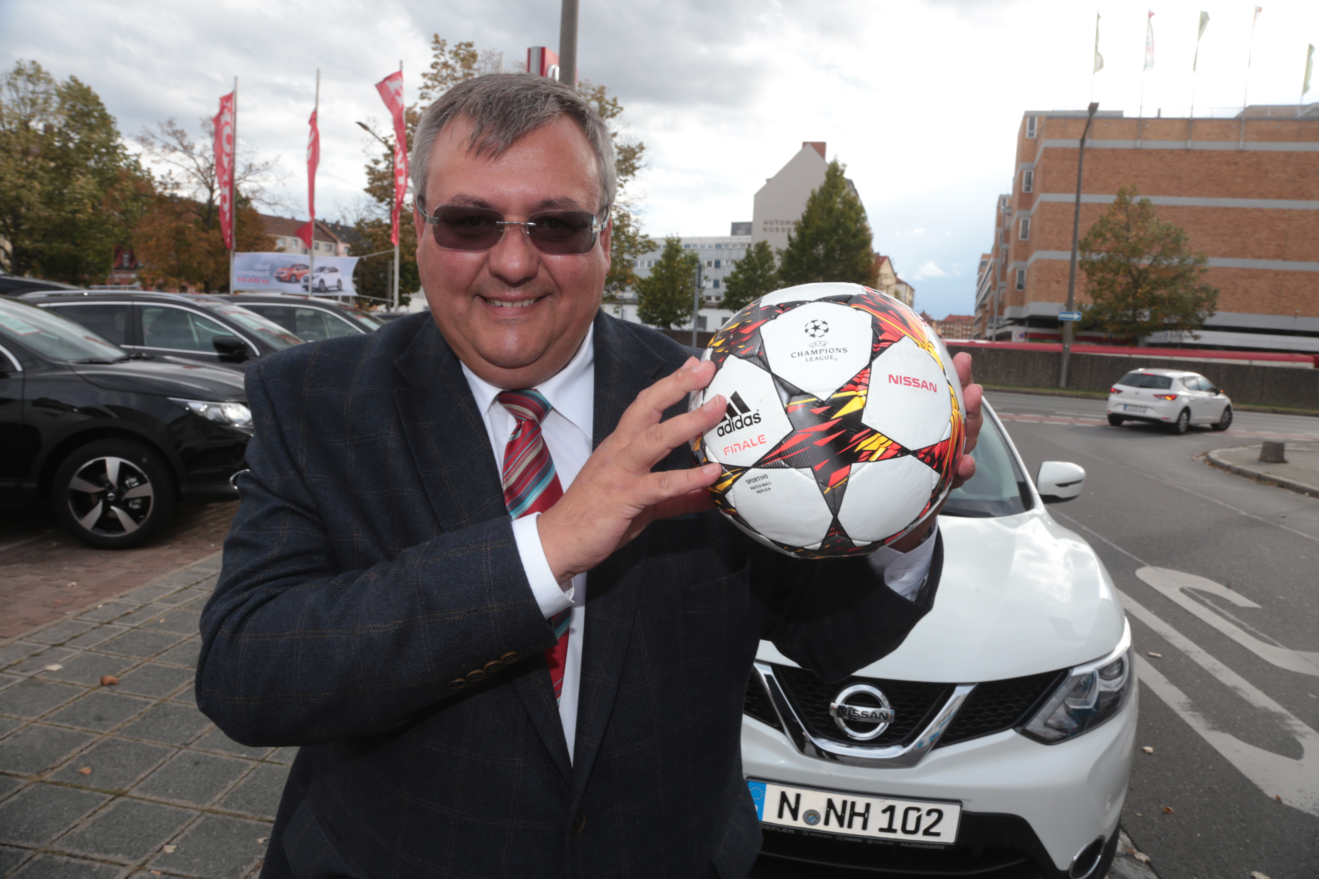 Dirk Hoerr, Chef von Auto Hoefler Nürnberg, stellt für die Fahrt nach München einen Nissan zur Verfügung.